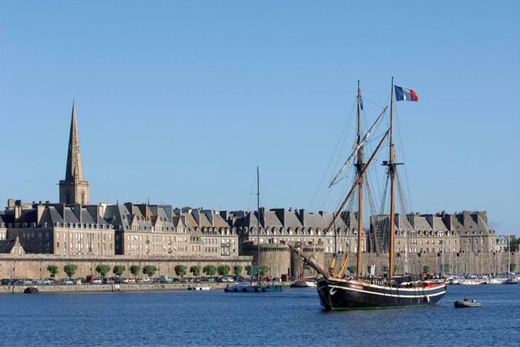 Maison Pontorson Exteriér fotografie